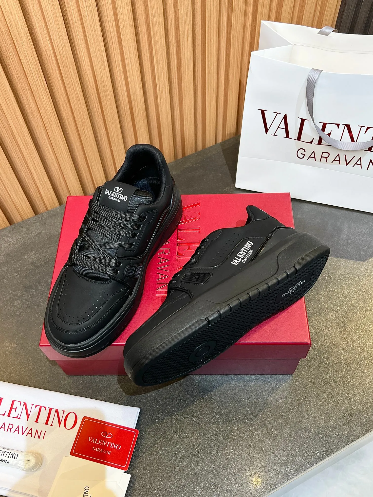 👟👟Ex-factory price 680👟👟 𝑽𝒂𝒍𝒆𝒏𝒕𝒊𝒏𝒐Valentino 𝑶𝒏𝒆𝑺𝒕𝒖𝒅 Couple's sneaker series Valentino 2025 latest couple's sneakers same style for celebrities Hot sale. The original ZP was purchased and dismantled. Repeated printing and modification. Trying to restore the original version 1:1! Top luxury masterpiece, soft and comfortable, combining fashion and leisure, bringing excellent and elegant texture and excellent on-foot comfort. Top purchasing version upper: imported calfskin surface/original oil edge craftsmanship. Lining: water-dyed cowhide lining. Outsole: original development 𝐓𝐏𝐔 two-color combination outsole. Packaging: original configuration complete package. Code number: 34-44